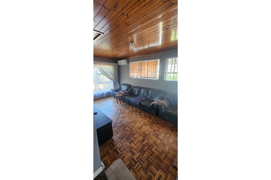 8 Bedroom Property for Sale in De La Haye Western Cape